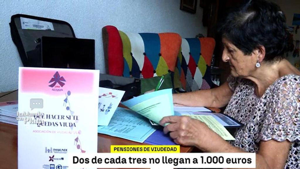 Arrate Aranceta, jubilada y viuda, haciendo cuentas en su salón.