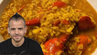 El chef Dabiz Muñoz junto a un plato de arroz con bogavante.