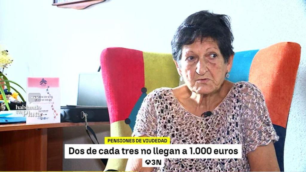 Arrate Aranceta, viuda y jubilada, en su salón hablando con los periodistas de 'Antena 3'