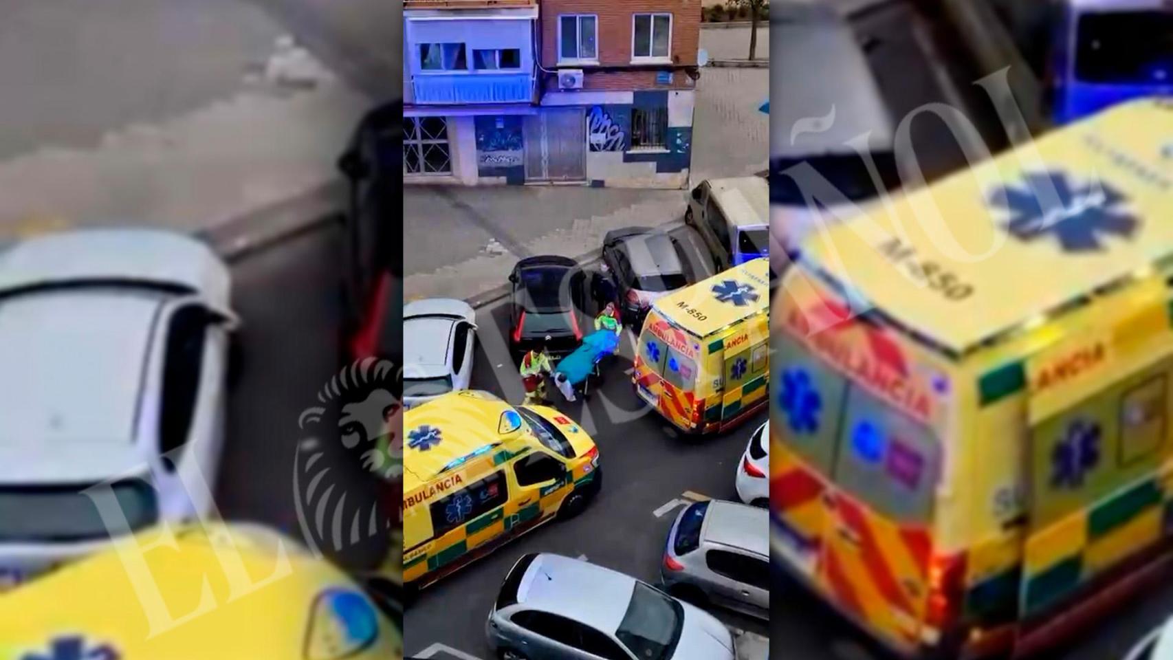 El traslado de Asraf por los equipos de emergencias.