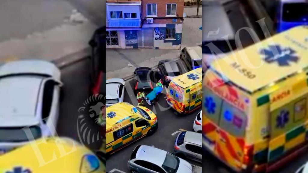 El traslado de Asraf por los equipos de emergencias.