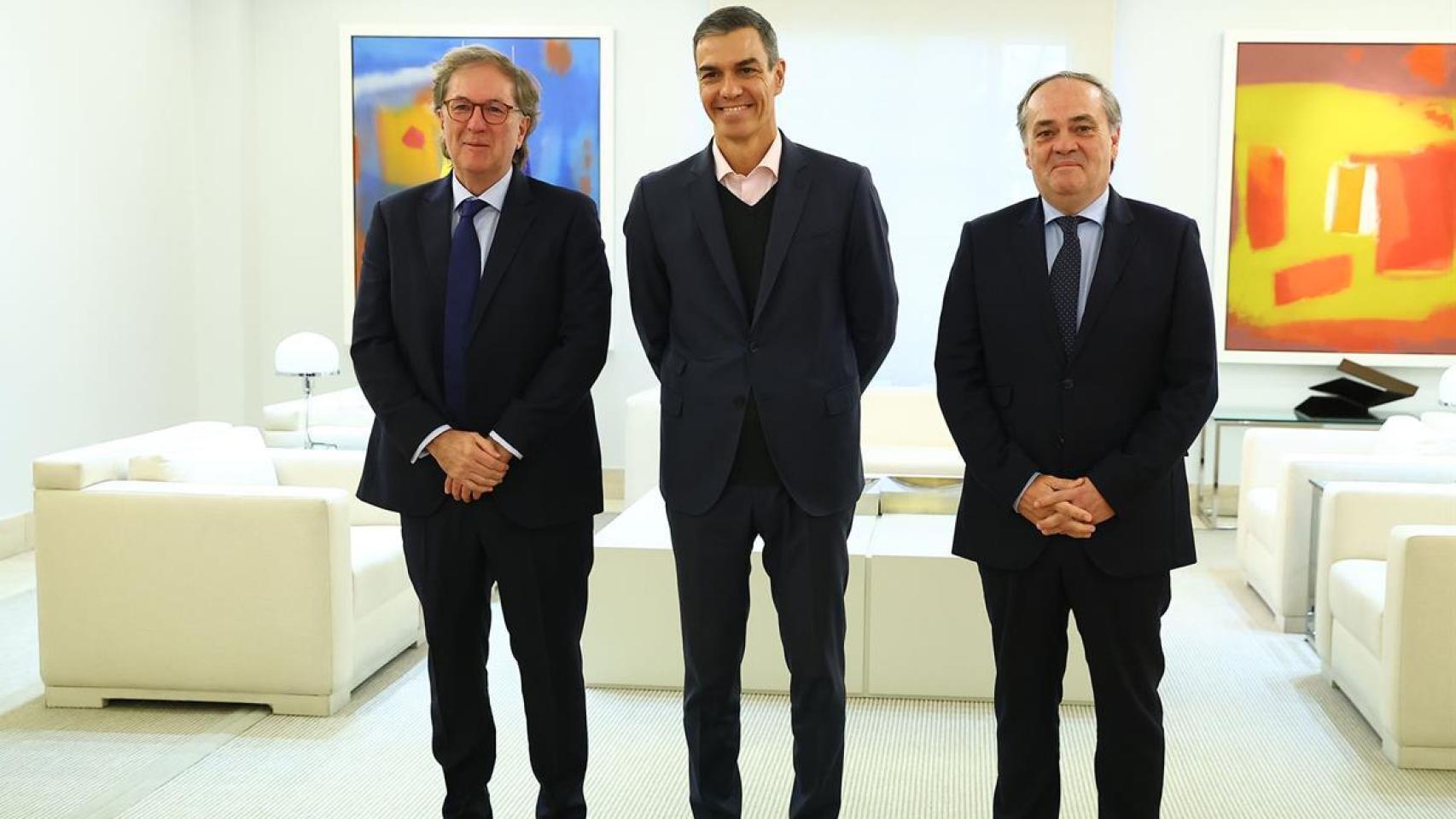 El vicepresidente SAPA, Ibon Aperribay, el presidente del Gobierno, Pedro Sánchez, y el consejero delegado, Jokin Aperribay, en La Moncloa.
