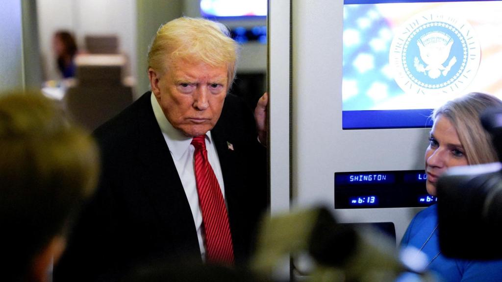 Trump habla con los medios de comunicación a bordo del Air Force One.