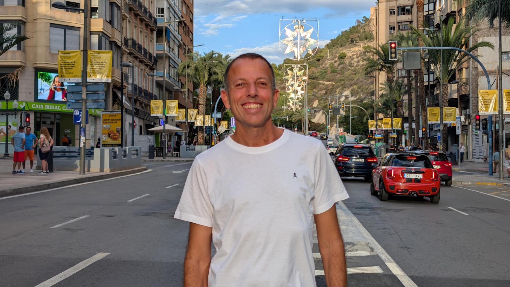 El endocrino y profesor Carlos Pardo en Alicante.