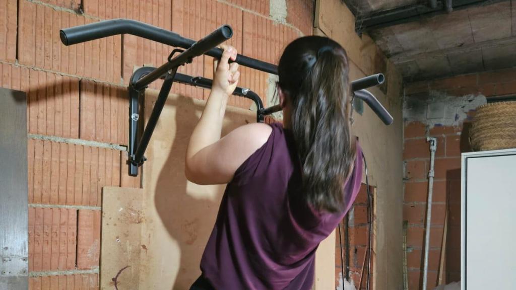 Iratxe entrenando en su gimnasio improvisado en casa.