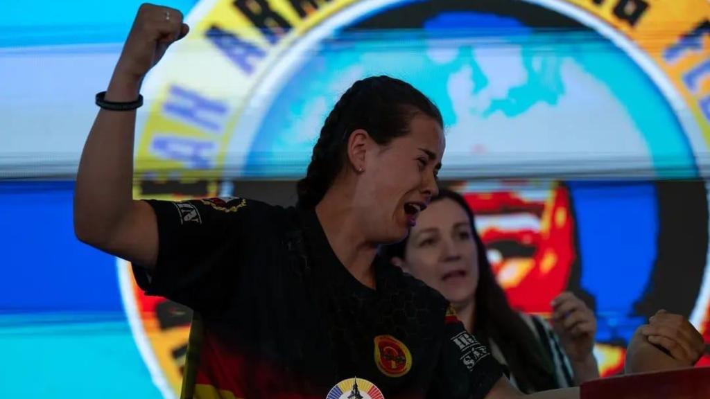 Iratxe celebrando su medalla de plata en el mundial.