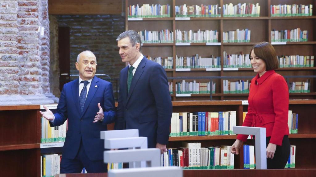 Sánchez, durante una visita a la UNED.