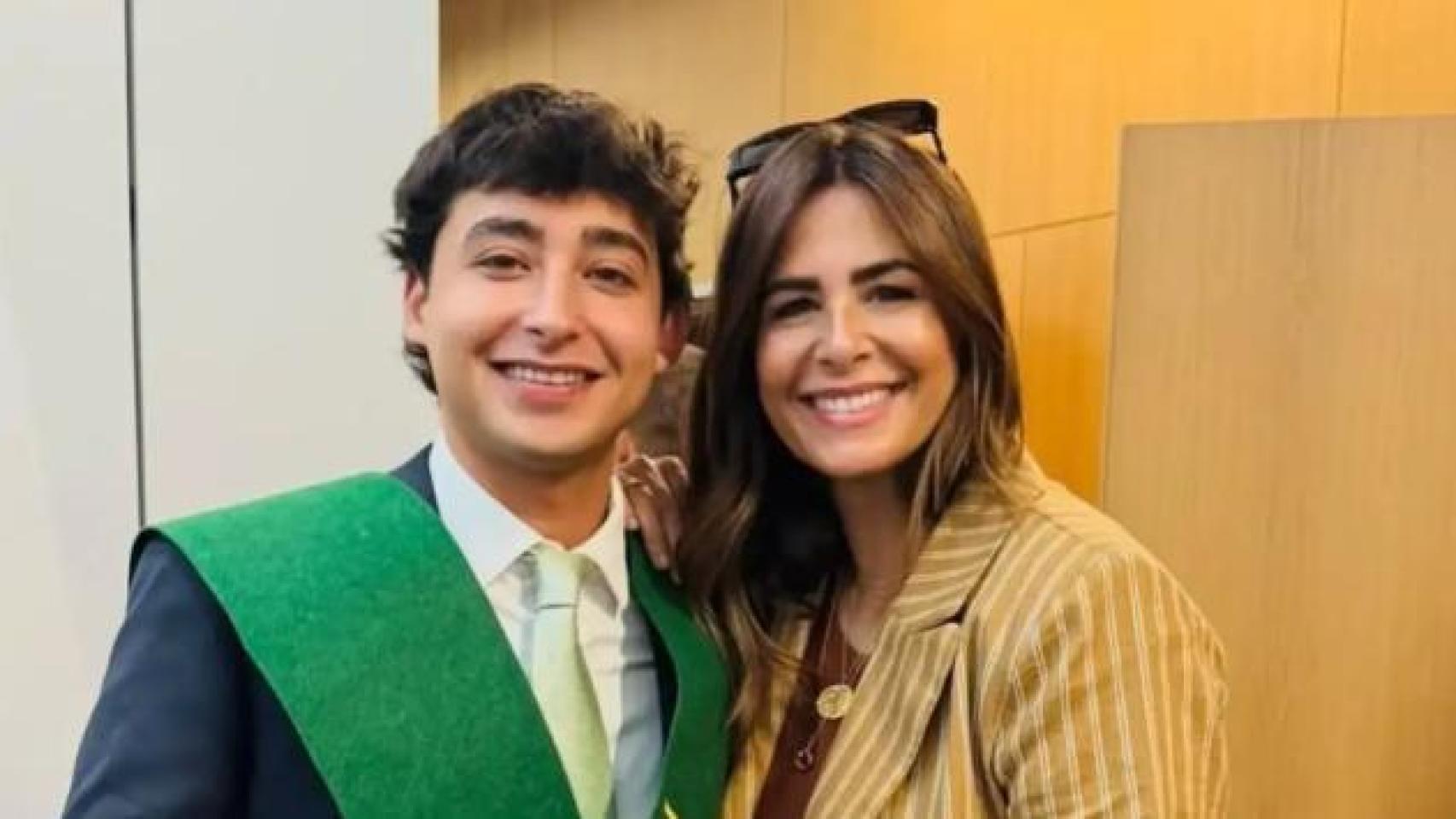 Juan, graduado, posa con su madre Nuria Roca.