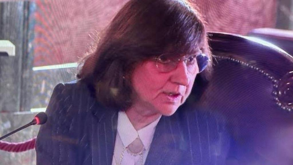 Almudena Lastra, promotora sênior de Madrid, discursando.