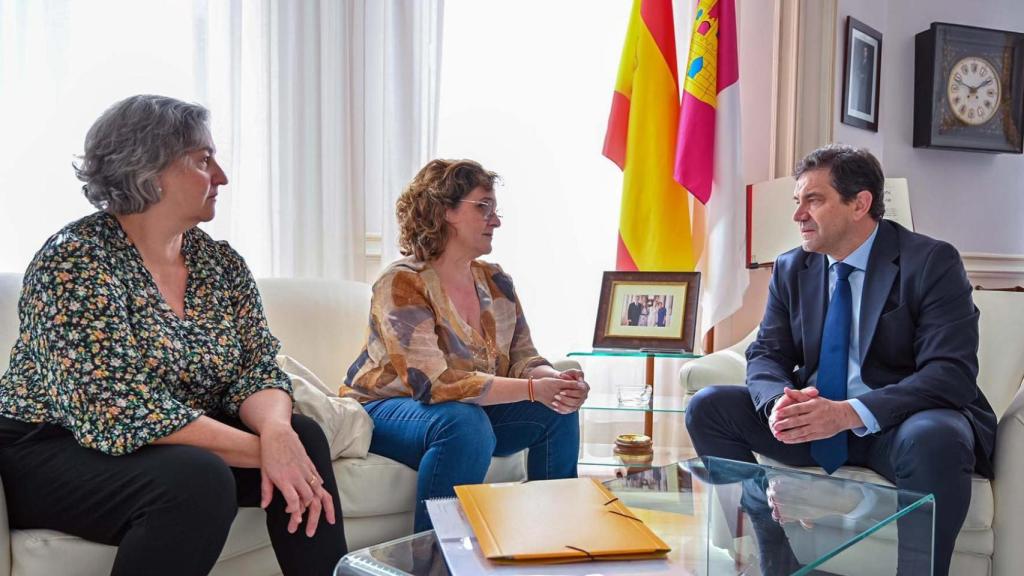 Encuentro entre el presidente de la Diputación de Ciudad Real, Miguel Ángel Valverde y la alcaldesa de Puerto Lápice, Sagrario Baeza.