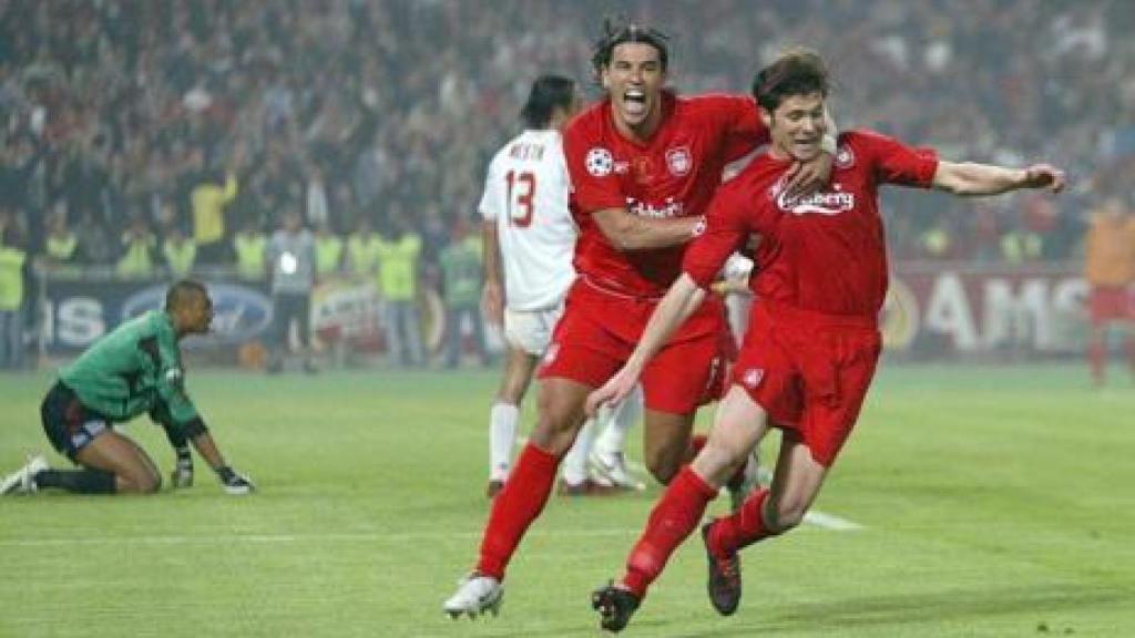 Xabi Alonso marca en la final de la Champions 2005.