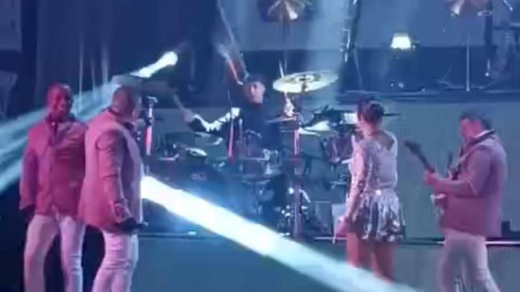 Brais tocando la batería junto a Los Satélites