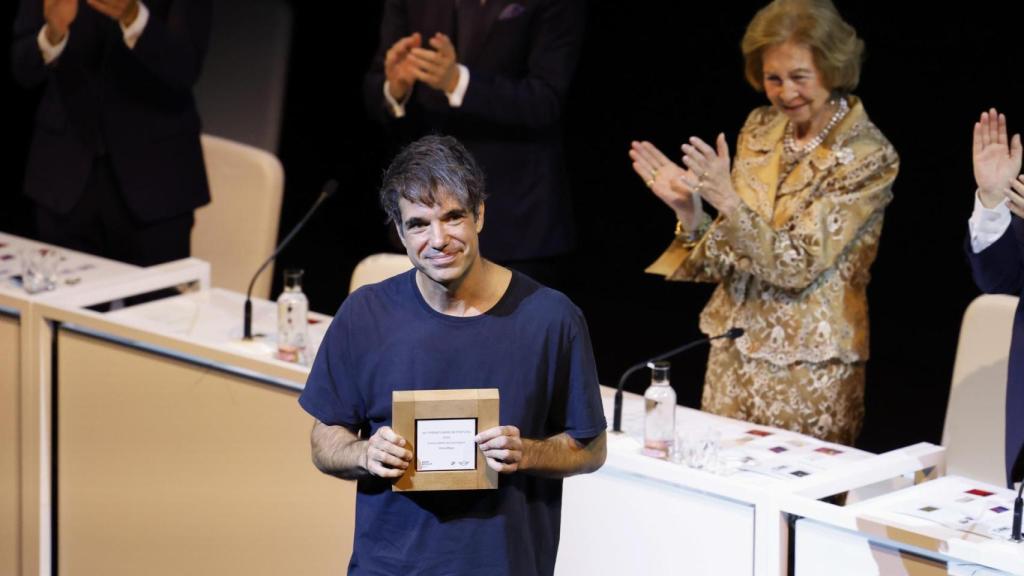 Chino Moya recibe el premio Arte Digital de manos de la reina Sofía durante la gala de la 40ª edición de los Premios BMW de Pintura.