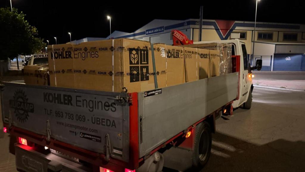 Un camión de Jucamp Motores y Recambios preparado para el reparto.