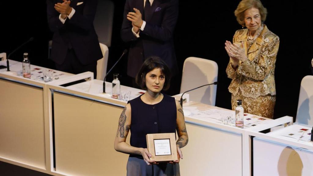 Amaya Suberviola tras recibir de manos de la Reina Sofía el 40.º Premio BMW de Pintura. Foto: Juanjo Martín / EFE