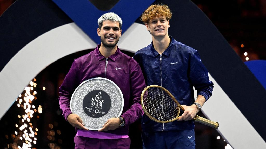 Carlos Alcaraz y Jannik Sinner, tras la final del Six Kings Slam