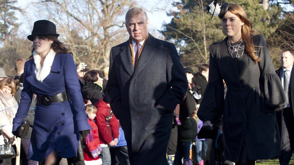 El príncipe Andrés junto a sus dos hijas en la misa de Navidad de 2010.