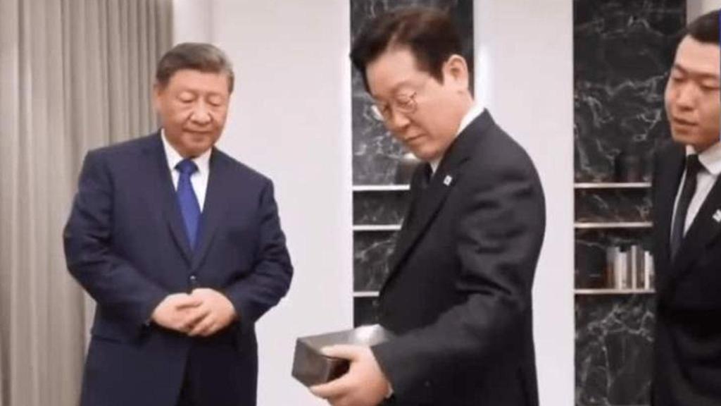 El presidente chino, Xi Jinping, regala un smartphone de Xiaomi al presidente coreano, Lee Jae-myung