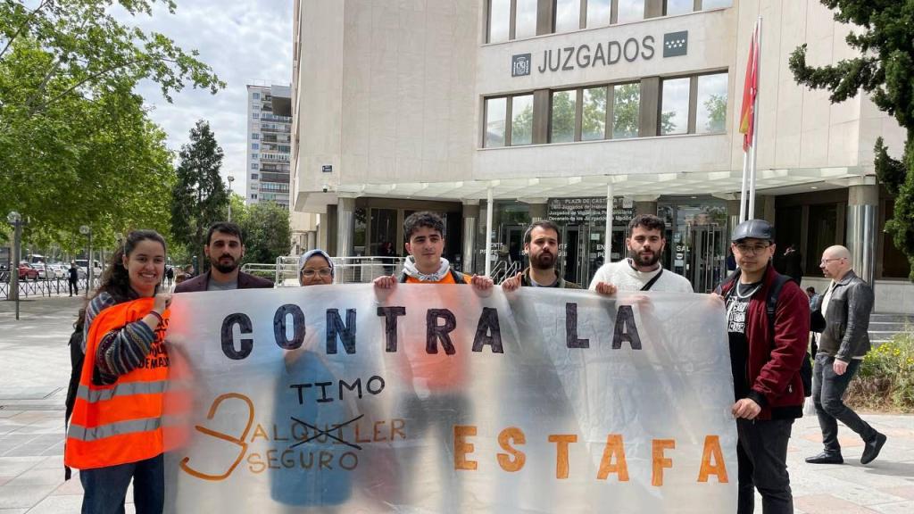 Algunos de los afectados del Sindicato de Inquilinos de Madrid el año pasado frente a los juzgados, cuando interpusieron tres demandas contra Alquiler Seguro.