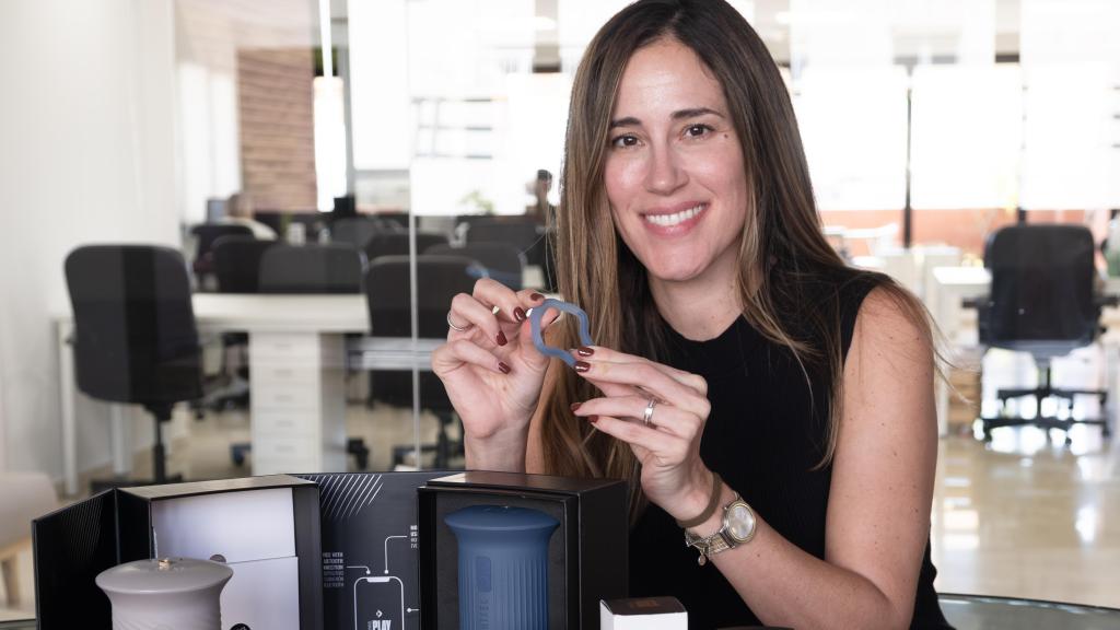 Patricia López posa con algunos de los productos terapéuticos que comercializan.