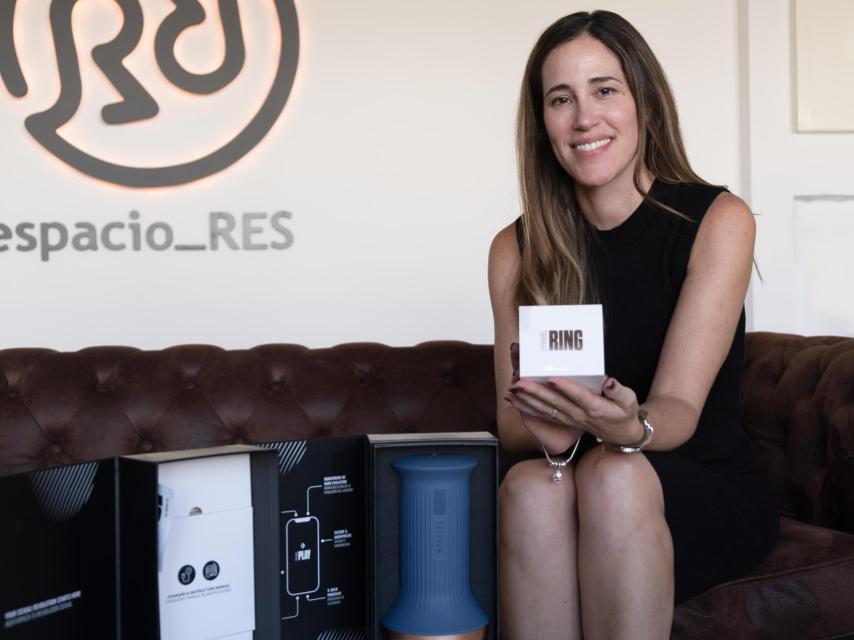 La CEO de la empresa, con el anillo de MYHIXEL.
