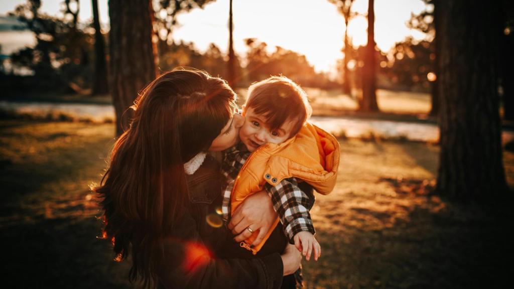Imagen de archivo de una madre cuidando de su hijo.