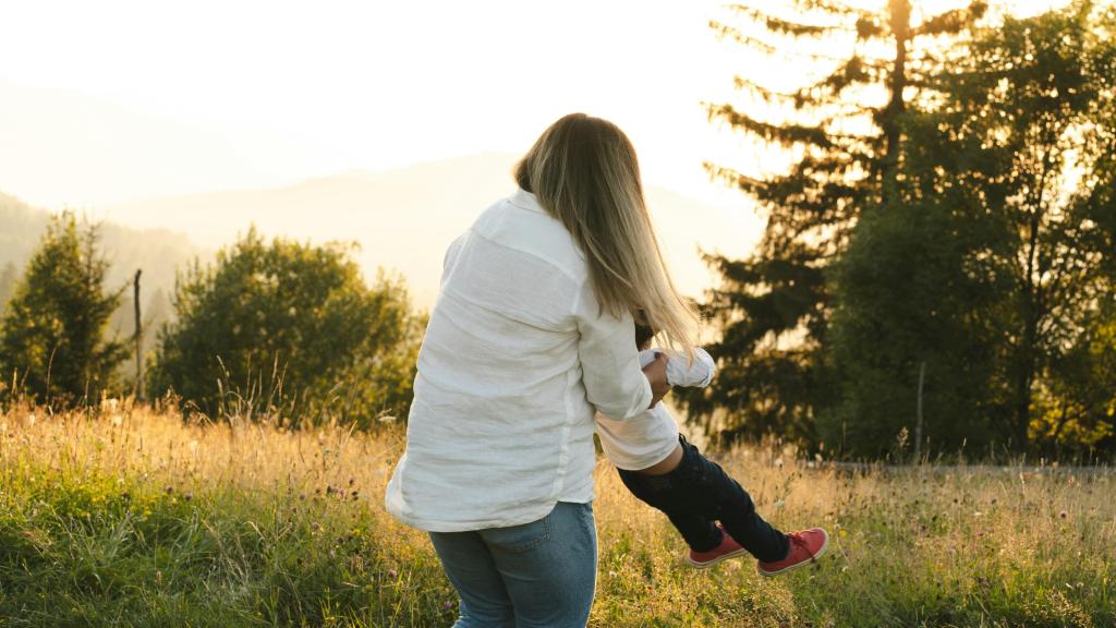 Imagen de archivo de una chica disfrutando junto a su hijo.