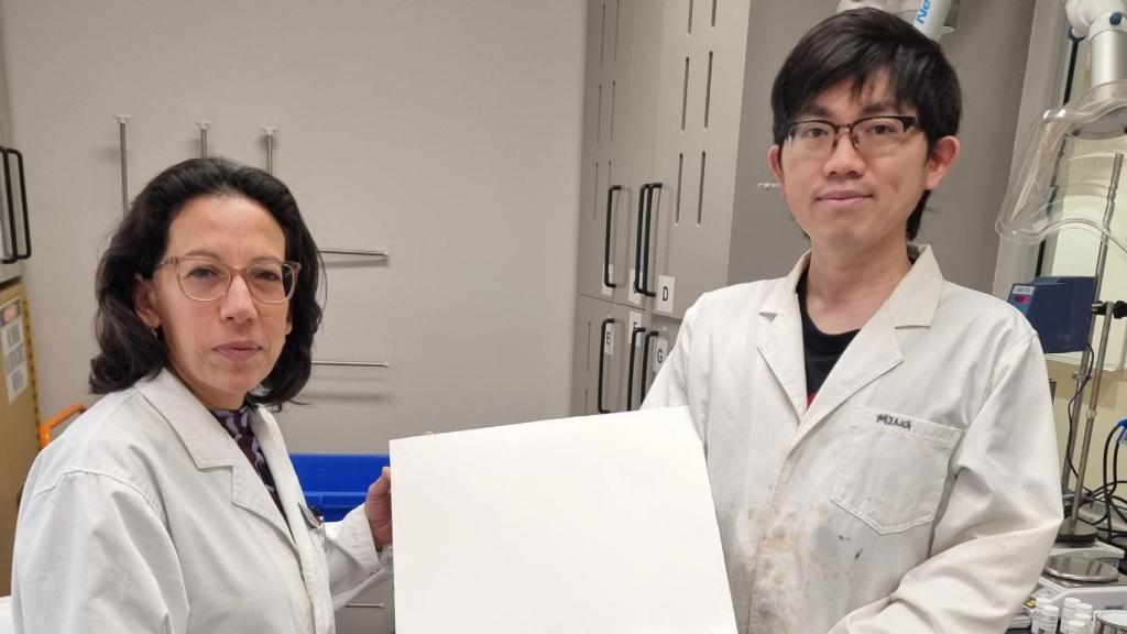 Chiara Neto y Ming Chiu, los autores principales del estudio, sujetando una muestra del revestimiento