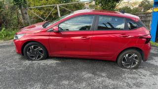 Un coche con las ruedas pinchadas en Cabral.