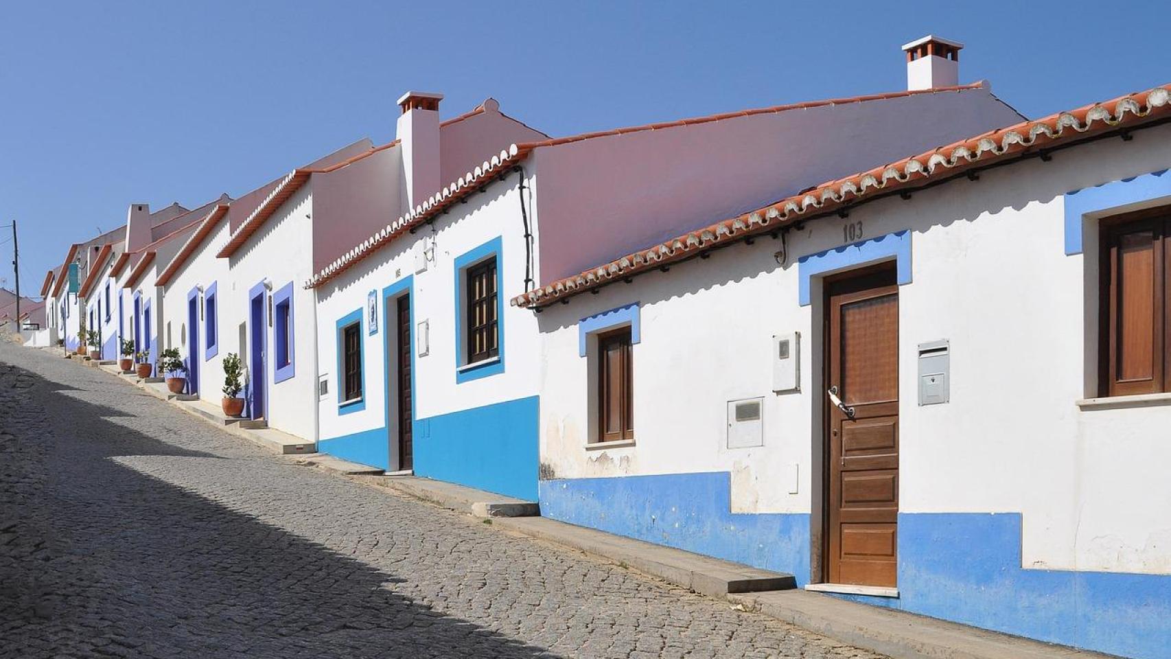 Fachada de una aldea de Portugal.