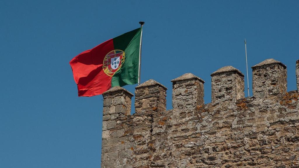Bandera de Portugal hondeando sobre una torre del castillo.