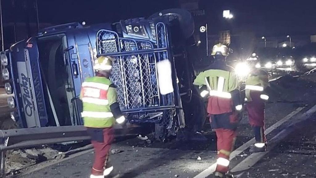 Camión volcado en la A-42. Foto: CPEIS Toledo.