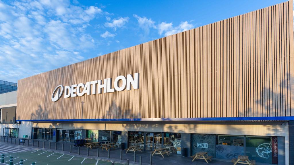 Fachada Decathlon.