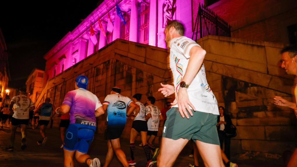 Varios corredores durante la Nocturna de Toledo 2025.