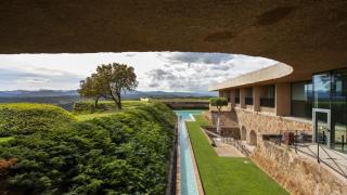 853675618_242146439_1706x960