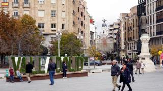 Varios ciudadanos en la Plaza Zorrilla de Valladolid
