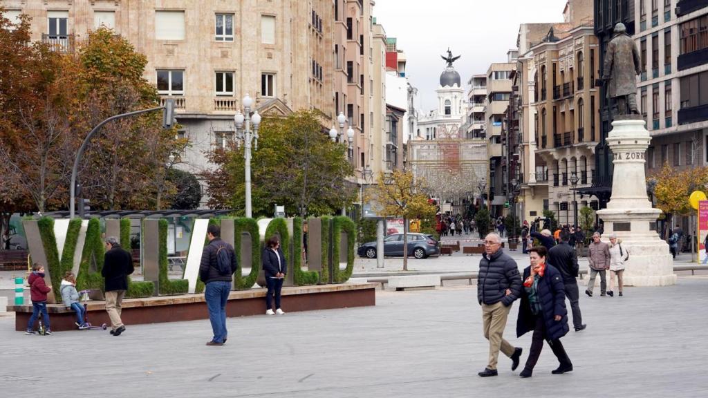 Varios ciudadanos en la Plaza Zorrilla de Valladolid