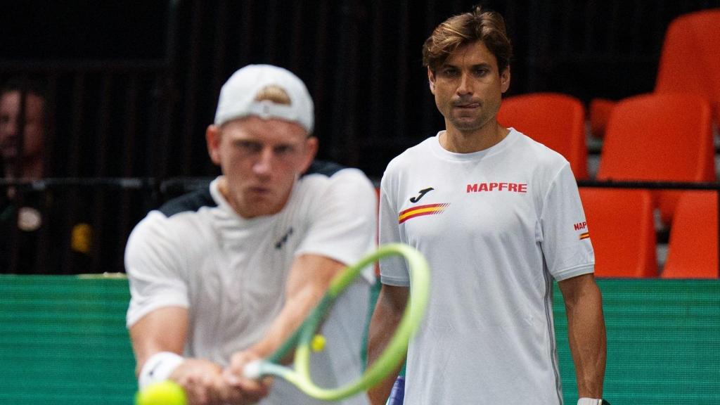 Alejandro Davidovich golpea una bola ante la atenta mirada de David Ferrer