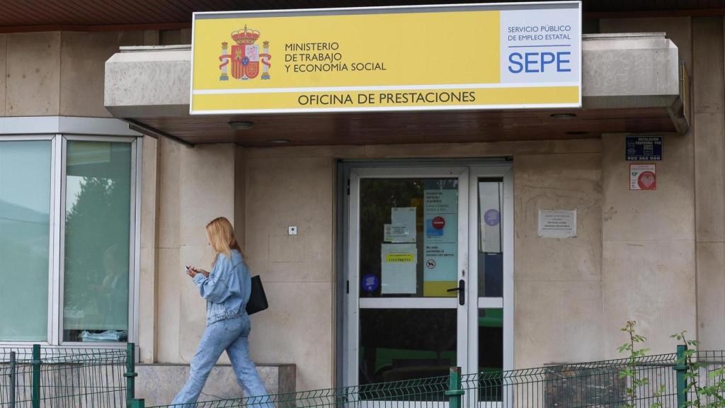 Una mujer al lado de una oficina del SEPE.