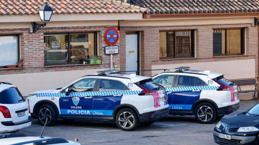 Varios vehículos de la Policía Local de Toledo.