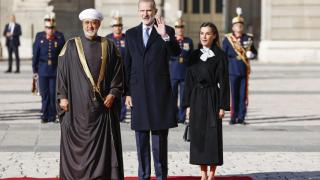 La reina Letizia recibe al sultán de Omán con el truco preferido de Kate Middleton: el lazo como protagonista