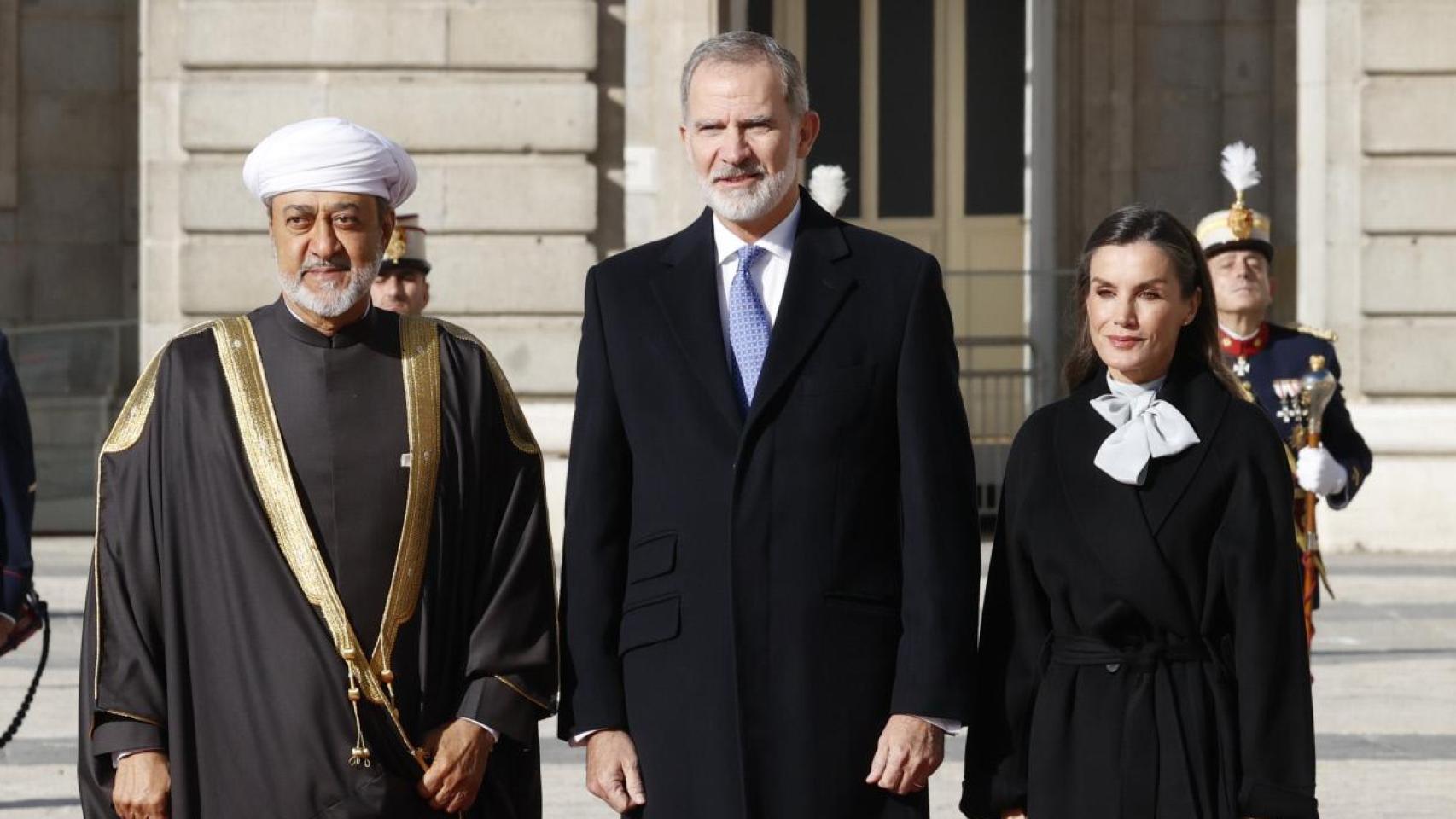 Felipe VI y Letizia junto al sultán de Omán en el Palacio Real de Madrid este martes, 4 de noviembre.