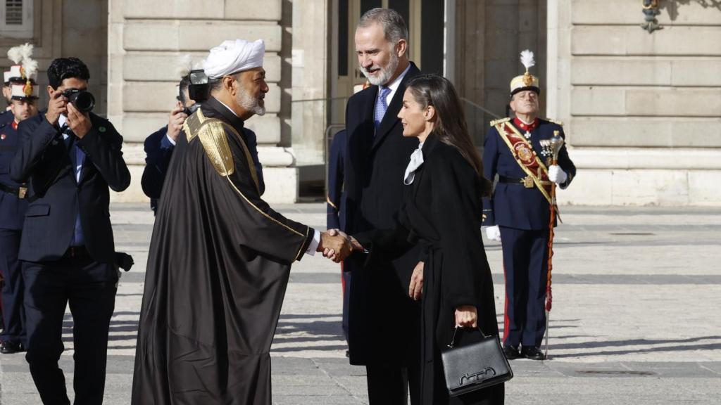 Los reyes de España junto al sultán de Omán en el Palacio Real este martes, 4 de noviembre de 2025.