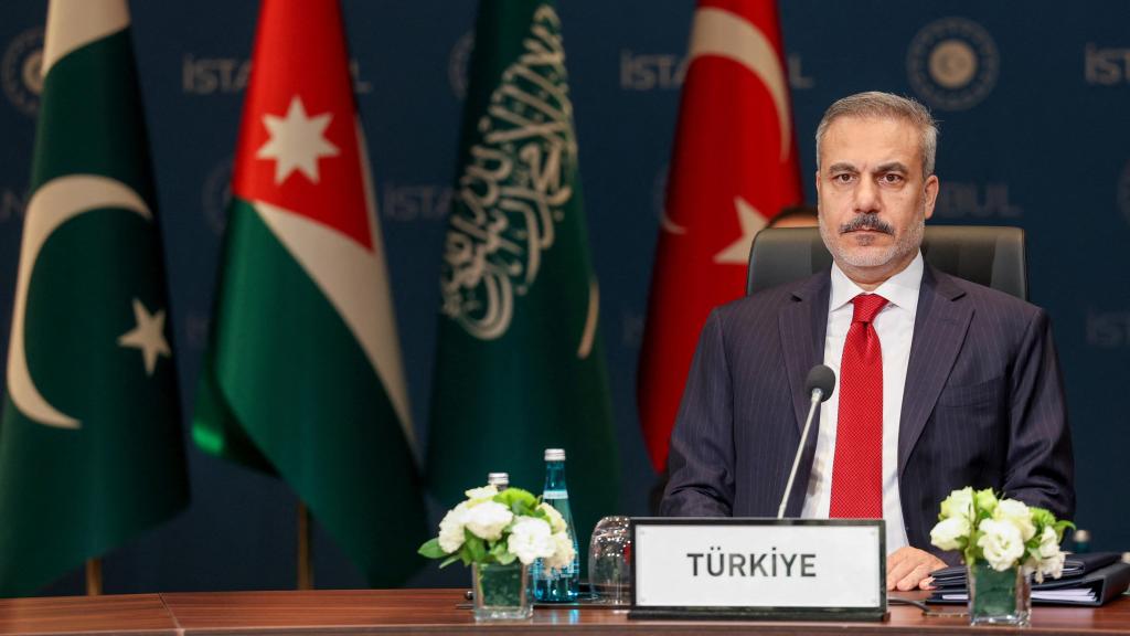 El ministro de Exteriores turco, Hakan Fidan, durante la reunión con sus homólogos de varios países árabes y persas.
