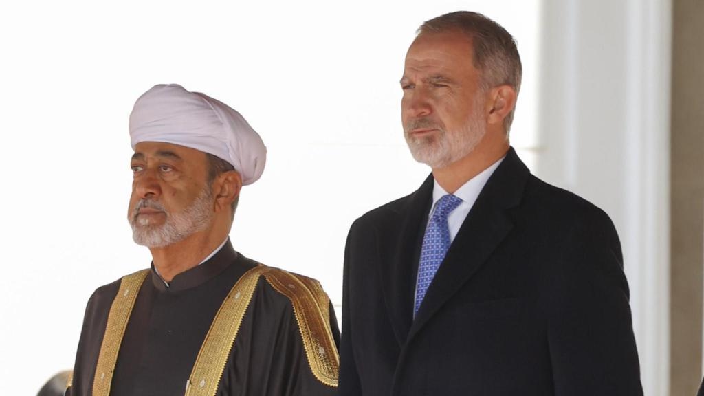 El rey Felipe VI y el sultán de Omán este martes, 4 de noviembre, en el Palacio Real de Madrid.
