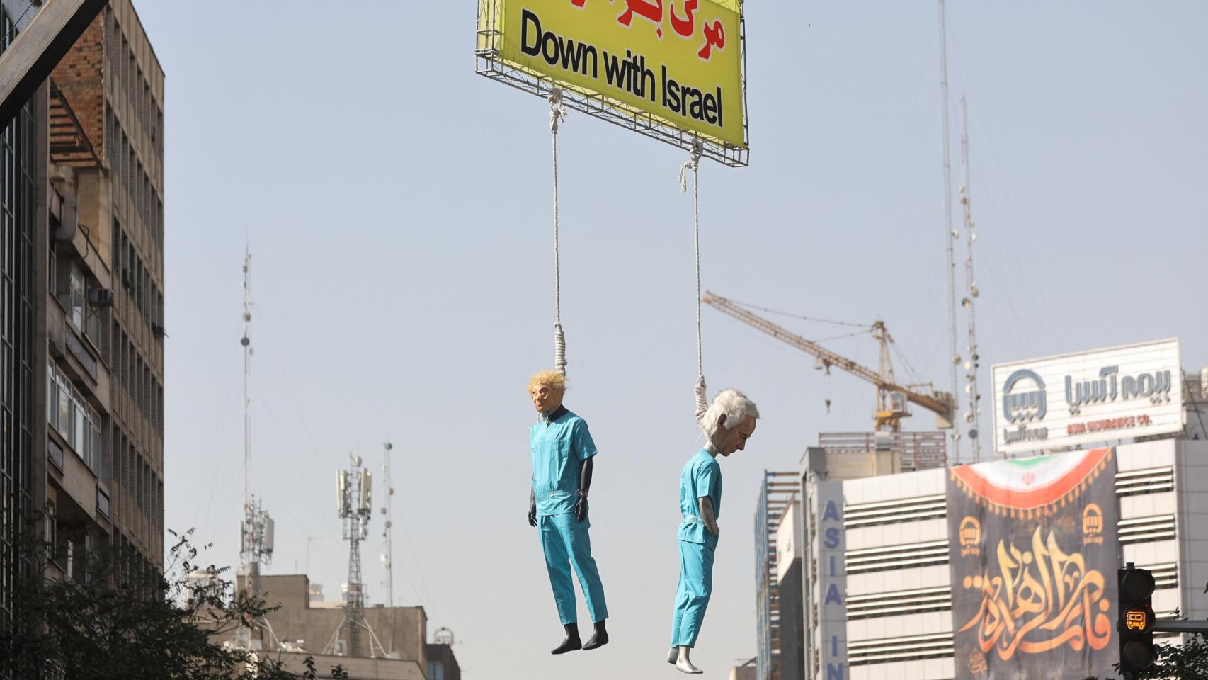 Dos muñecos de Trump y Netanyahu cuelgan ahorcados de una grúa este martes en Teherán.