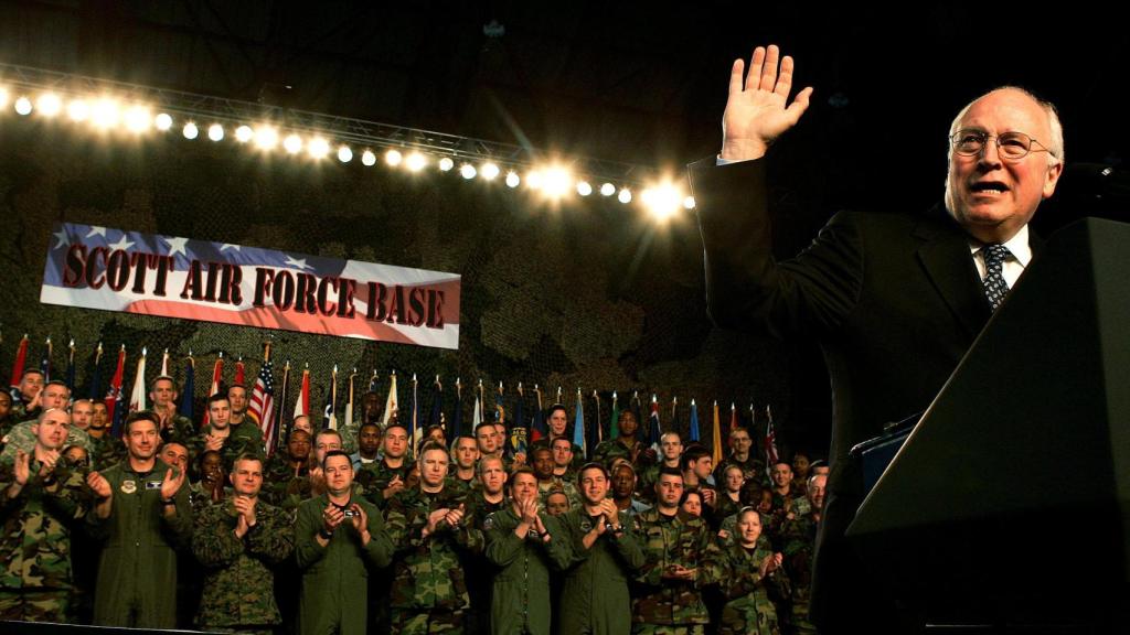 Dick Cheney durante un discurso a militares de la Fuerza Aérea en una base de Illinois en 2006.