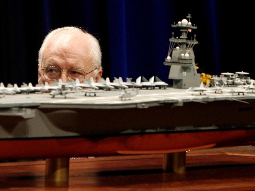 Dick Cheney frente a una maqueta del portaaviones USS Gerald R. Ford.