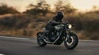 Un motociclista conduce por una carretera