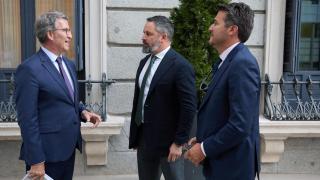 El presidente del PP, Alberto Núñez Feijóo (i) conversa con el presidente de Vox, Santiago Abascal (c), en una imagen de 2024.